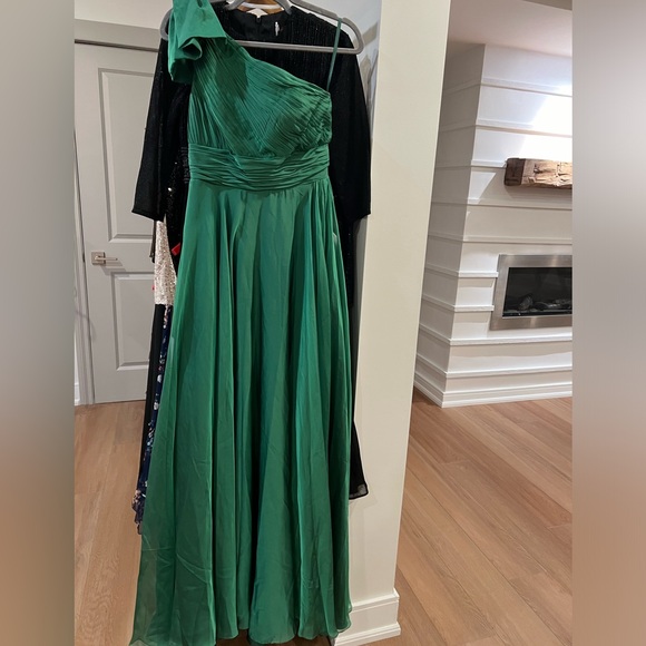 NEW without tags - Green satin one shoulder ruched MacDuggal dress size US 2 - Picture 5 of 7